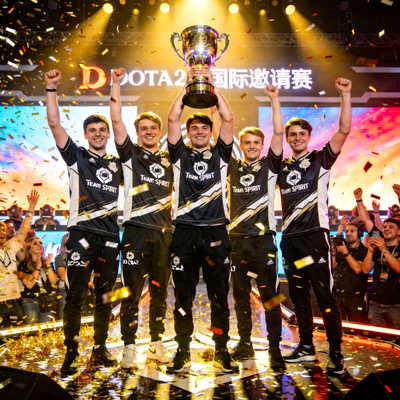Team Spirit战队DOTA2分部捧起冠军奖杯庆祝胜利